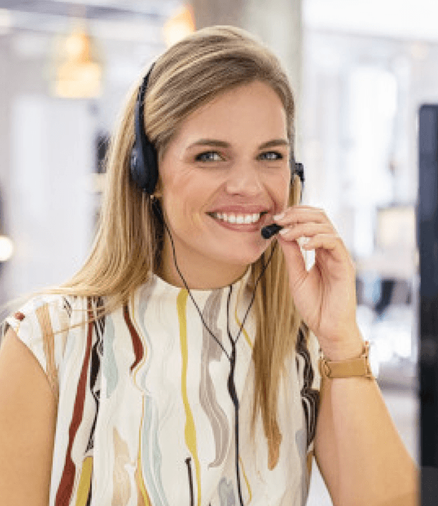 Szőke nő mosolyog fején egy mikrofonos fejhallgatóval
