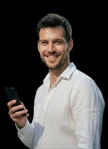 Mosolygós férfi mobiltelefonnal.