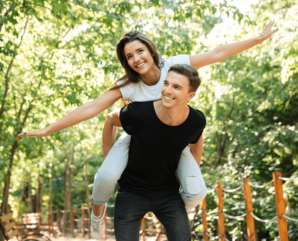 Fiatal pár sportol.