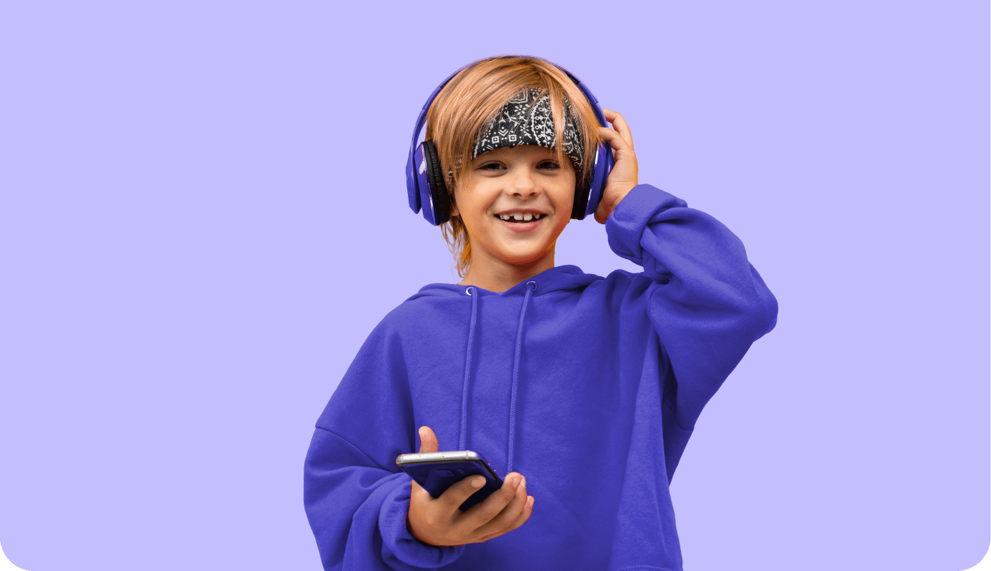 Lila kapucnis pullóvert viselő fiatal férfi boldogan táncol.