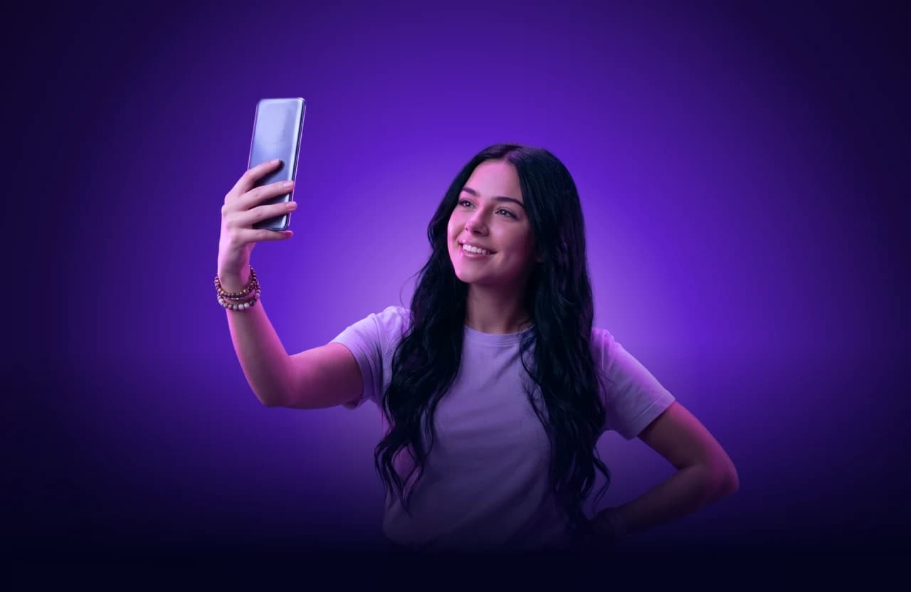 Fiatal nő szelfit készít a telefonjával