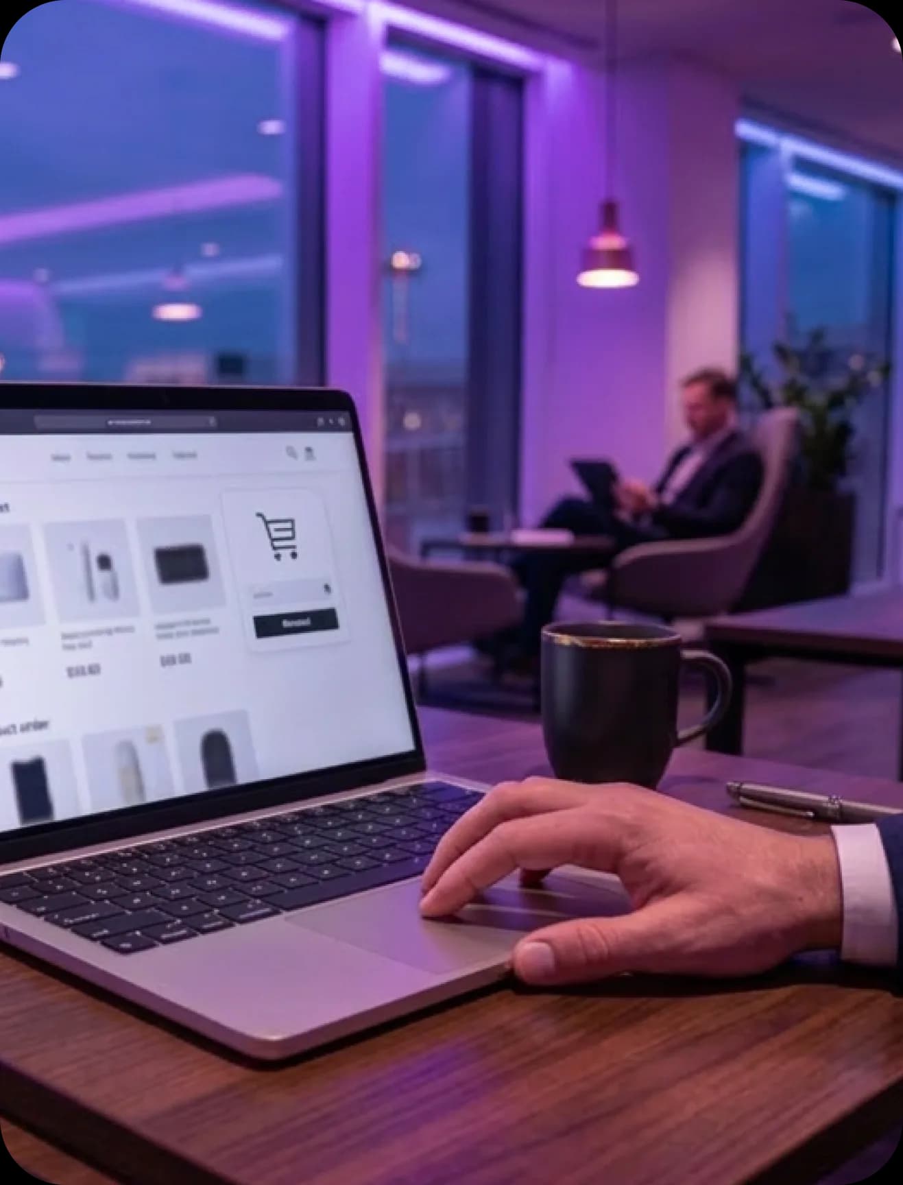 Laptopon böngészett webáruház egy asztalon, kávéscsésze mellett.