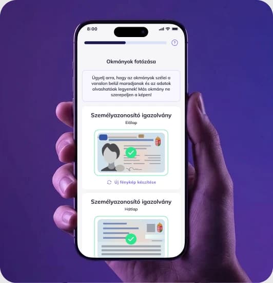 Kéz telefonnal, a számlanyitás okmányfotózó képernyőjével