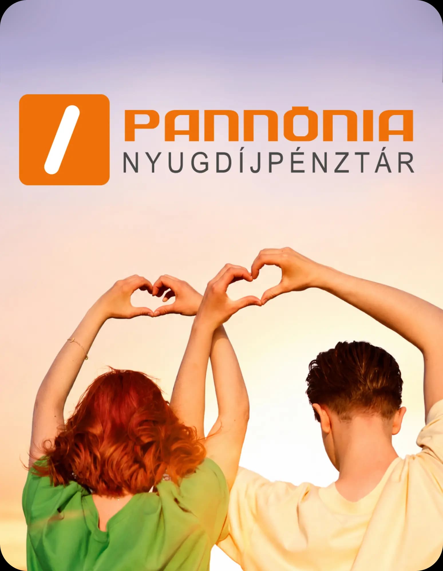 Pár, akik szívet formálnak a kezükkel a Pannónia Nyugdíjpénztár logója alatt.