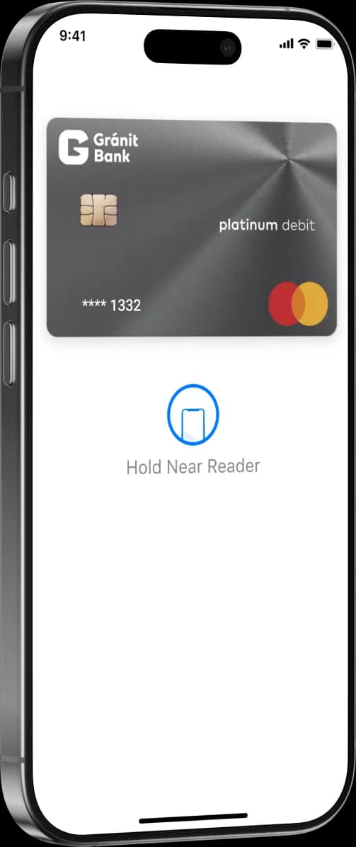 Okostelefon érintésmentes mobilfizetés közben: a képernyőn a Gránit Platinum debit bankkártya és a „Hold Near Reader” felirat